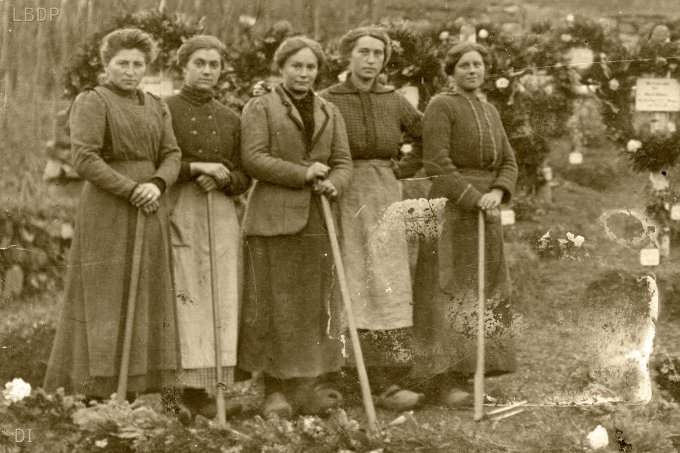 124a - Corvée de nettoyage du cimetière allemand