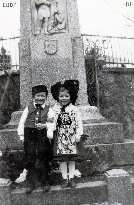 092 - Doll Arsène et Stihlé Angèle devant le monument aux morts