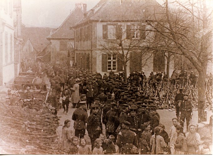 59 - Les soldats allemands sur la place de l'école
