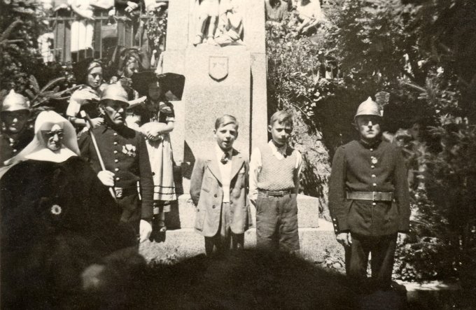 35 - Une cérémonie devant le monument aux morts