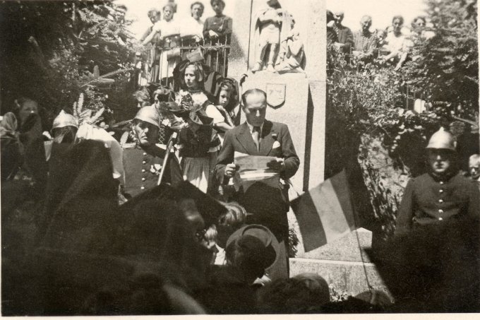 34 - Une cérémonie devant le monument aux morts