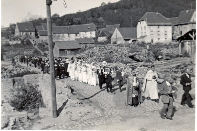33 - Une communion dans Wihr au Val encore en ruines