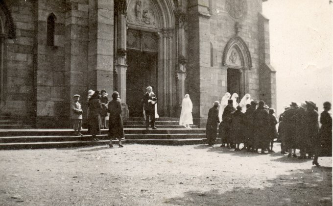 31 - Devant l'église de Wihr