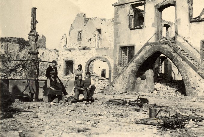 21 - Vogel Edouard dans les ruines de Ammerschwihr en 1945