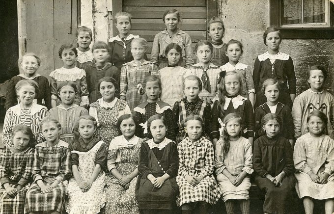 81 - Une classe de filles vers 1918