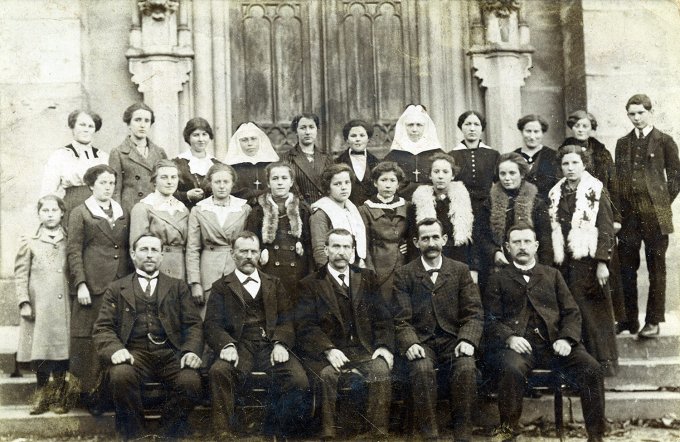 72 - Devant l'église de Wihr au Val vers 1920