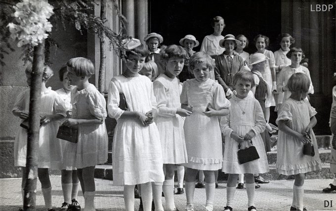 071 - Devant l'église en 1939