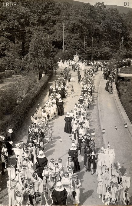 069 - Une fête religieuse avec une participation de Wihriens vers 1939