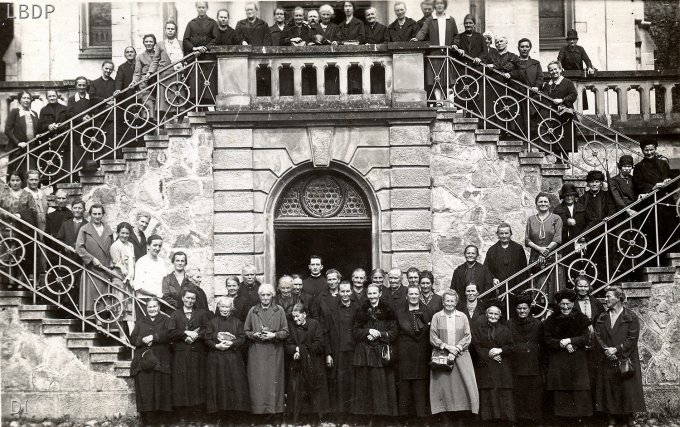 056 - A Oderen, en 1929, devant la chapelle Notre-Dame du Bon Secours, inaugurée le 9 septembre 1894