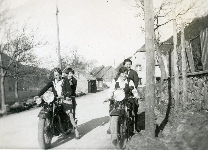 110 - Sur la moto de droite, Vogel Léonie à l'avant et Tannacher Anna à l'arrière