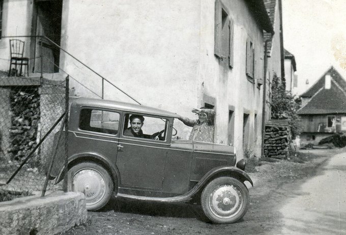 107 - Vogel Edouard dans son automobile