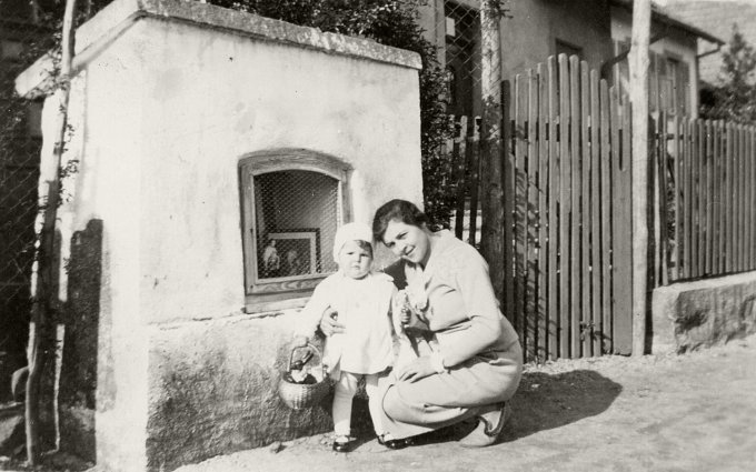 174 - Léonie et Renée devant l'oratoire route de Gunsbach en 1939