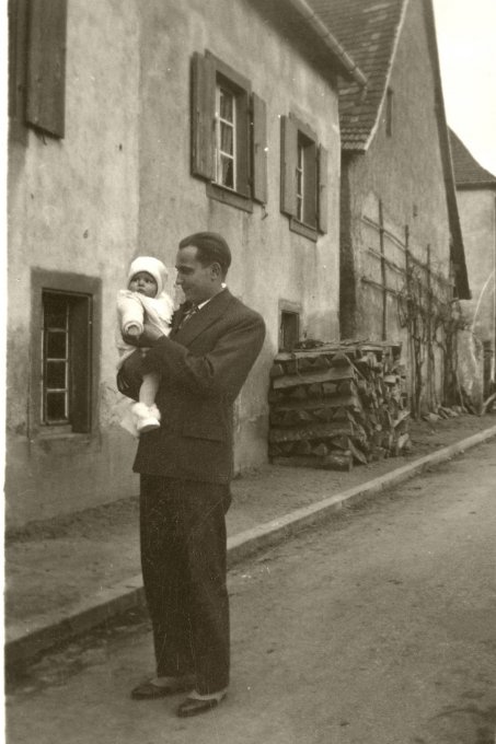 152 - Vogel Edouard et la petite Renée en 1938, route de Gunsbach