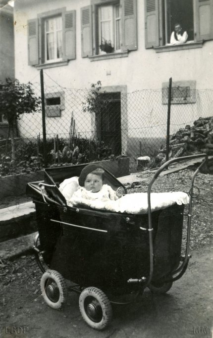 144 - Vogel Renée dans la poussette en 1934