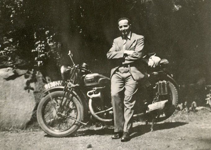 219 - Vogel Edouard sur sa moto