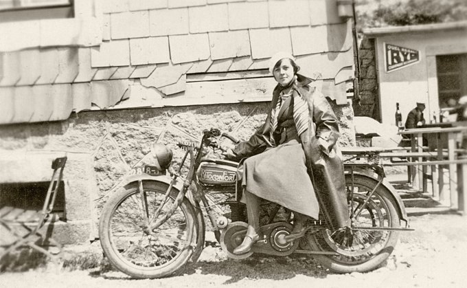 218 - Vogel Léonie sur sa moto