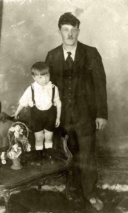 208 - Père de Mundel Fernand, Mundel Emile et son fils ainé, Emile.