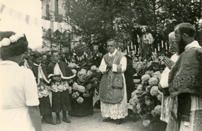 260 - Le curé Wittersheim au centre de la photo