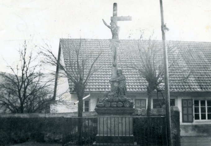253 - La Croix endommagée lors du bombardement du 18 juin 1940