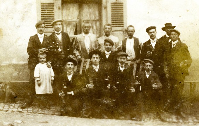 232 - Le deuxième assis à partir de la droite est Maurer Isidore 1888-1962 