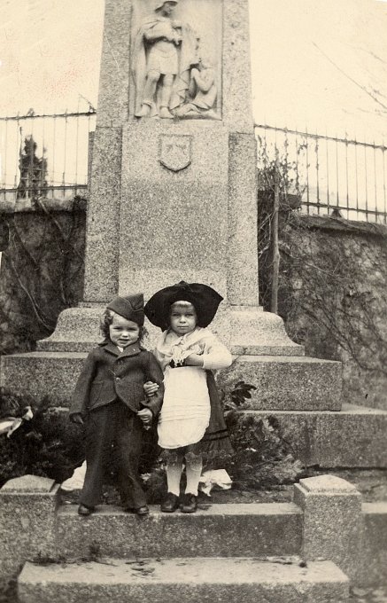 22 - Trau Henri et Muré Marlyse devant le monument aux morts, le 14 juillet 1945