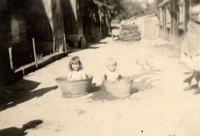 20 - Le bain de Marie-Claire et de Muré Marlyse entre deux rangées de baraques en été 1943, à "Holtzwihr"