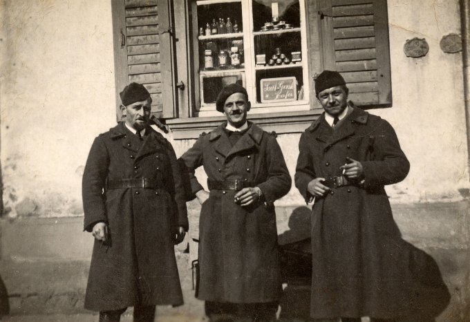 19 - Devant l'épicerie-boulangerie Stalter, qui était dans l'actuelle rue Sainte Barbe