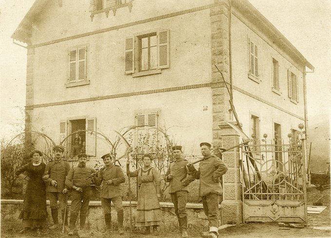 43 - Devant la ferme Laurent