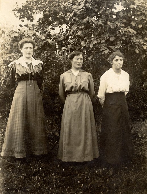 39 - Deux soeurs Heinrich et une copine