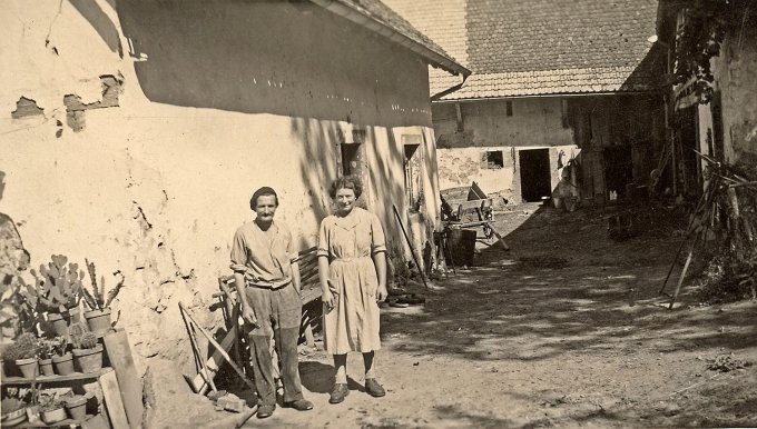 34 -  Lucien et Joséphine Klinklin dans la cour de la ferme