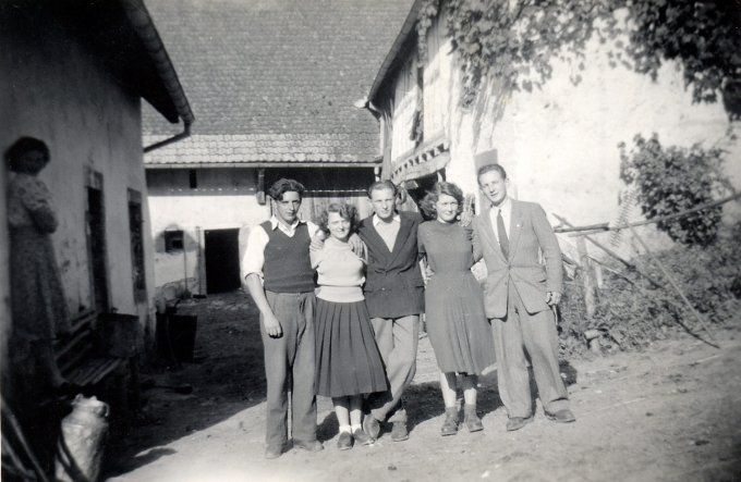 29 - Dans la cour de la ferme vers 1950