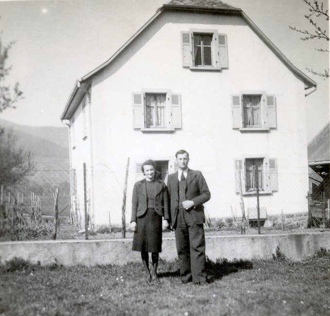 23 - Joséphine et Lucien Miclo devant la nouvelle ferme