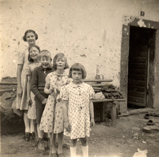 20 - Les enfants Klinklin dans la cour de la ferme