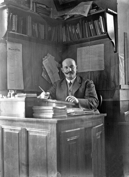 12 - L'instituteur Schaffner Frédéric à son pupitre en mai 1926