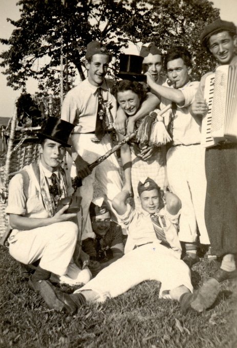 17 - Laurent Yvonne avec les conscrits de la classe 1935