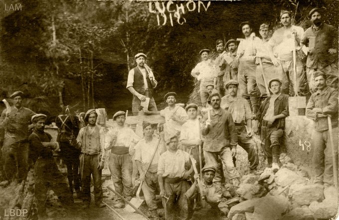 29 - Un groupe de prisonniers en 1918 à Luchon