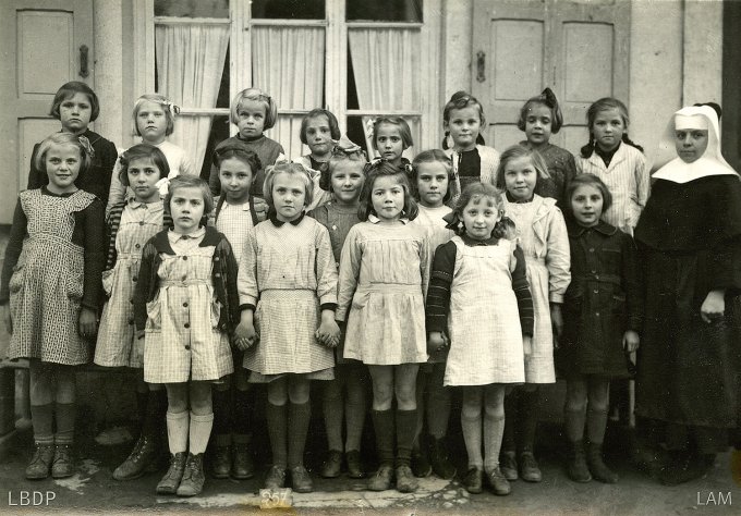 10 - Photo de classe de filles vers 1946