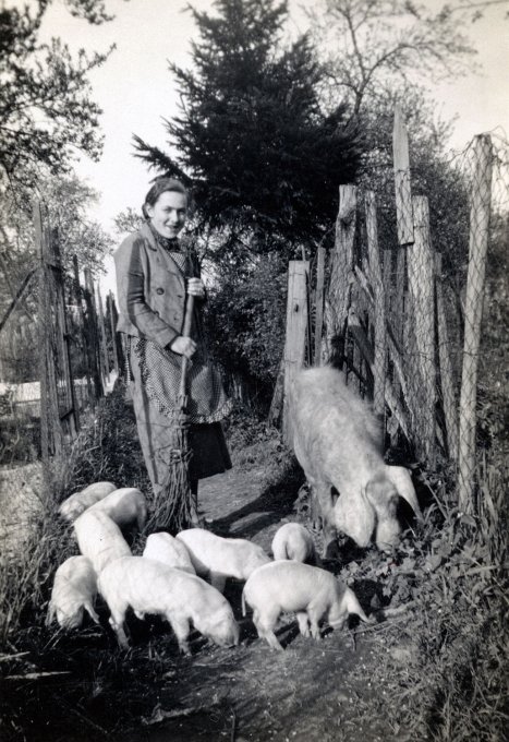 16 - La cousine Marguerite dans le "schartla-pfad" qui était à l'emplacement de l'actuelle rue du Stauffen