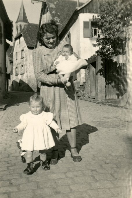 02 - Mme Tannacher - épouse de Tannacher Paul - dans la rue de l'église