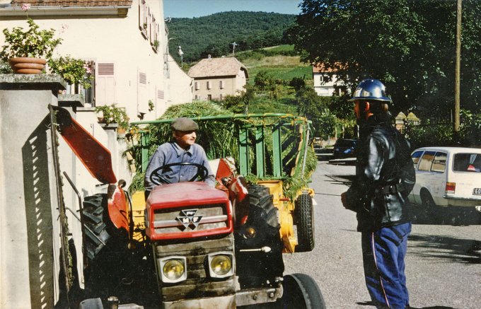 01 - Kuratlé Robert sur son tracteur le 09 septembre 1977
