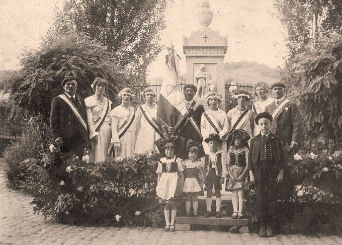 15 - Le 14 juillet 1930 devant le monument aux morts