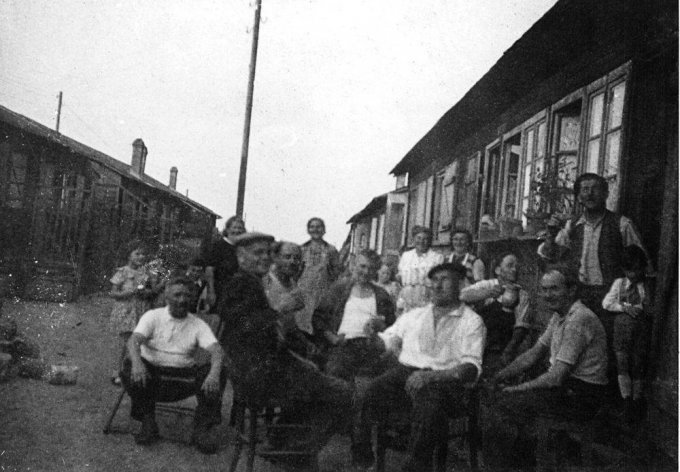 01 - Une réunion dans les baraques de Mittelwihr le 8 mai 1945