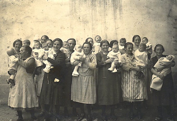 43 - Mamans et bébés reunis pour la visite médicale en 1929
