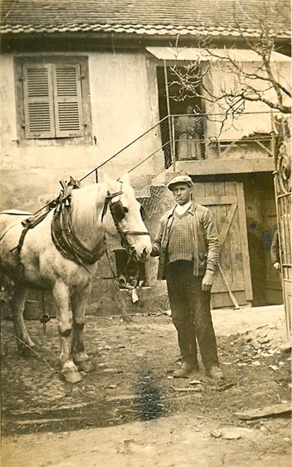 39 - Heinrich Henri avec son cheval, dans la cour de la maison familiale, située rue du château