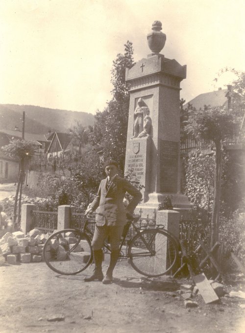 38 - Heinrich Henri devant le monument aux morts