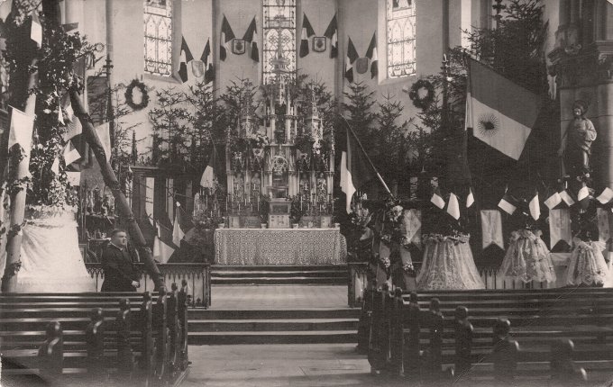 37 - L'intérieur de l'église le 12 août 1923