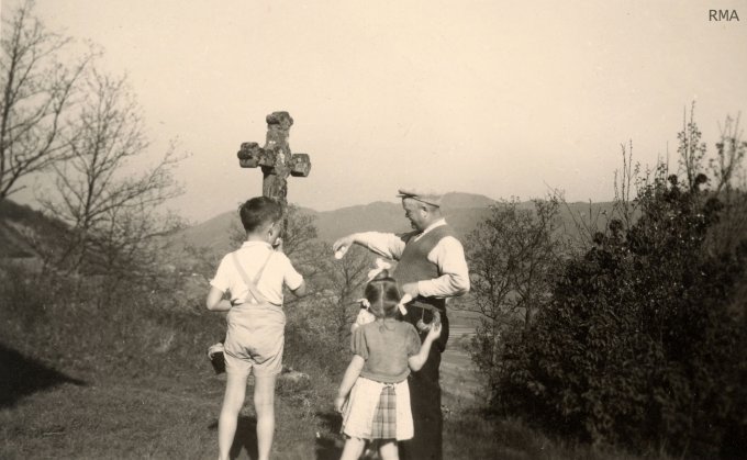 22 - Monique, Michel et Colette, à la chapelle de Wihr-au-Val, le 18 avril 1949