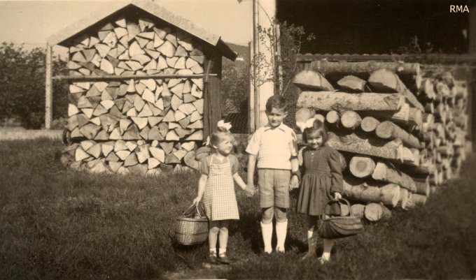 21 - Monique, Michel et Colette cherchent les oeufs de Pâques, le 17 avril 1949