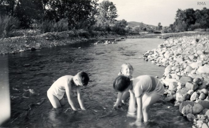 19 - Colette, monique et Michel se baignent dans la Fecht, le 19 juillet 1950