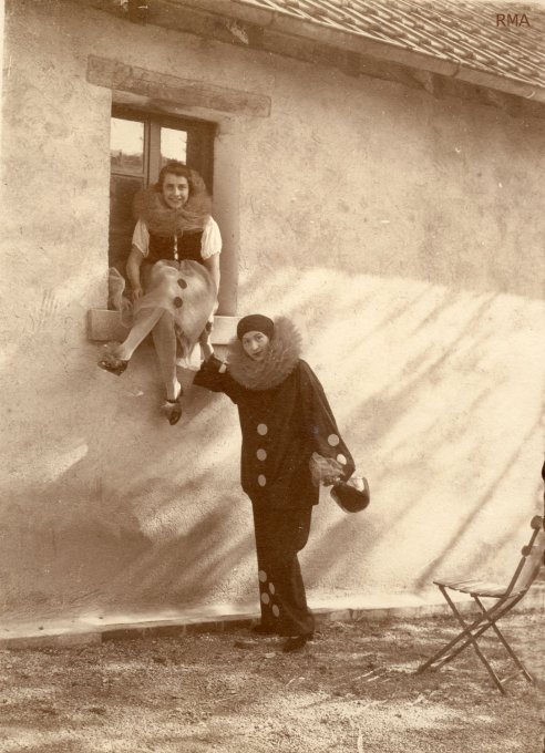 14 - Jeanne, assise sur le bord de la fenêtre, en février 1926